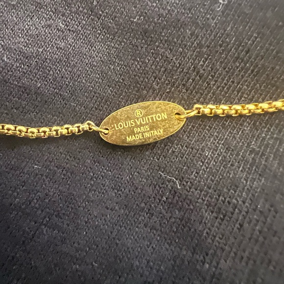 Preloved LV Essential V necklace - Picture 5 of 7